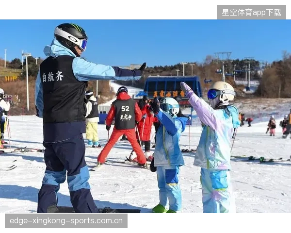 滑雪教练展示飞跃动作吓得学生抱头